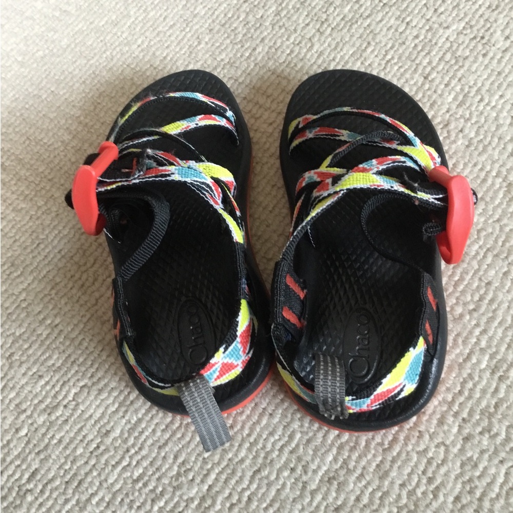 Chaco Kids Black Sandals with Multicolor Geometric Straps - Picture 5 of 8